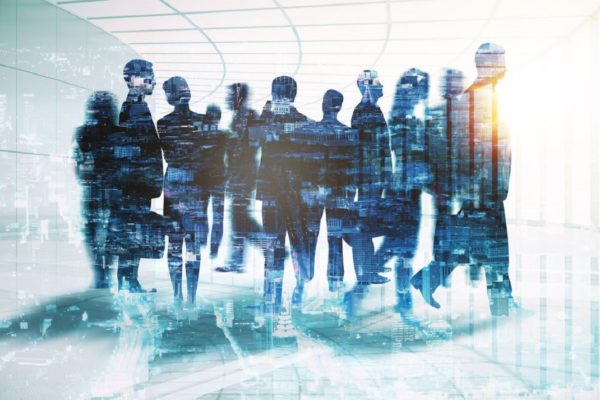 Grupo de personas de una empresa discutiendo la importancia de la transparencia